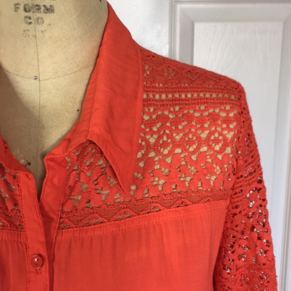 NWT Flowing Blouse with Lace sleeves/trim - Picture 4 of 11